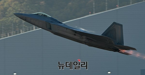 ▲ 2015년 성남 서울비행장에서 시범비행을 위해 이륙하는 F-22 랩터 전투기의 측면. ⓒ정상윤 뉴데일리 기자