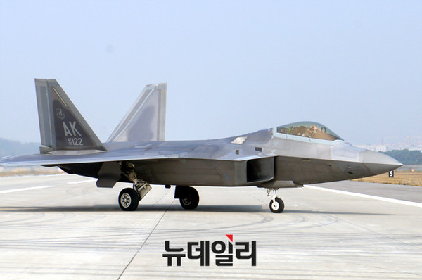 ▲ 2015년 서울비행장 활주로에 주기돼 있는 F-22 랩터. ⓒ정상윤 뉴데일리 기자