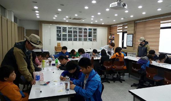 ▲ 단양군과학축제 한마당행사에 참여한 학생들이 프로그램에 참여하고 있다.ⓒ단양교육지원청