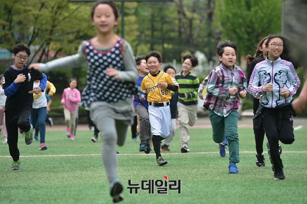 ▲ 수업에 들어가기 전 간단한 달리기로 몸풀기 ⓒ 뉴데일리 정상윤