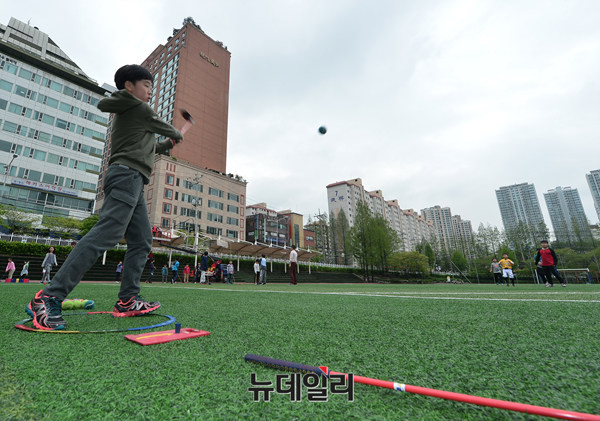▲ 실제 골프공 보다 크고 테니스 공 크기의 스내그 골프공으로 연습한다.  ⓒ 뉴데일리 정상윤