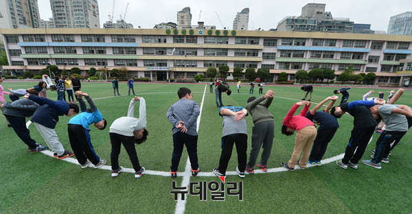 ▲ 실제 골프공 보다 크고 테니스 공 크기의 스내그 골프공으로 연습한다.  ⓒ 뉴데일리 정상윤