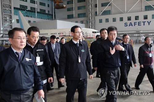 ▲ 최정호 국교부 제2차관이 지난 1월 김포공항에 있는 LCC 정비현장을 방문해 정비이행상태를 점검하고 있다.ⓒ연합뉴스