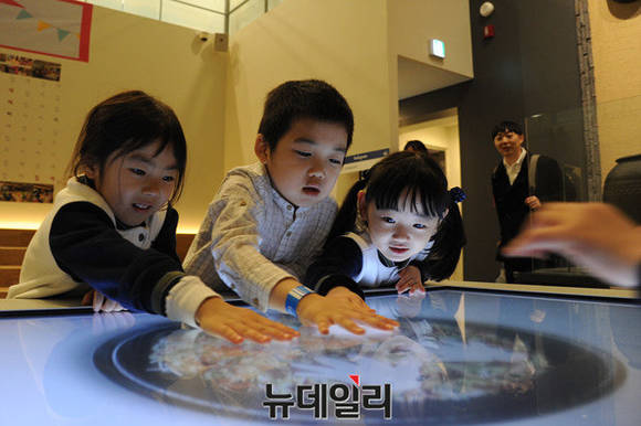 ▲ 풀무원 '뮤지엄김치간'을 방문한 어린이들이 가상 김치 담그기 프로그램을 체험하고 있다. ⓒ정재훈 기자