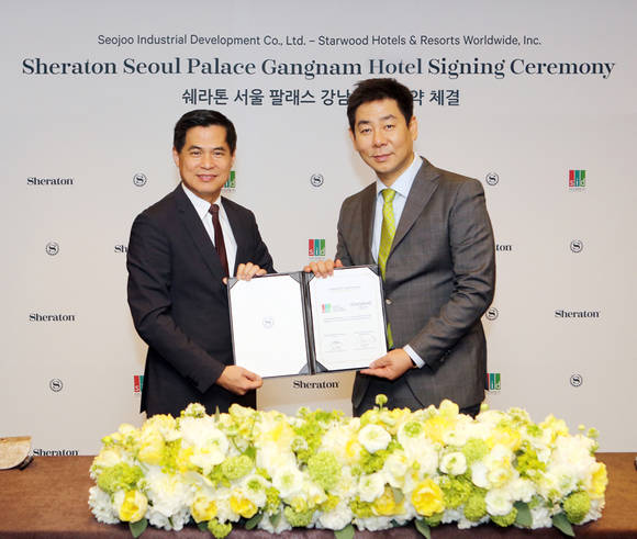 ▲ 신석우 서주산업개발 대표(오른쪽)와 스타우드 호텔&리조트 아시아 태평양 스티븐 호(Stephen Ho) 사장이 쉐라톤 브랜드 계약 체결 후 계약서를 함께 들어 보이고 있다. ⓒ더팔래스호텔서울