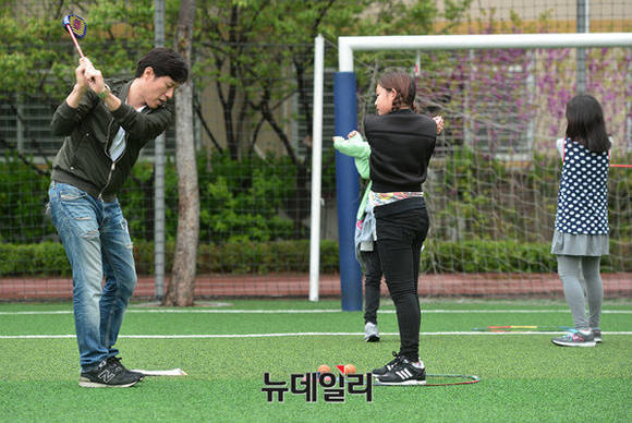 ▲ 이동욱 오렌지디앤씨 대표가 골프 수업을 진행하고 있다.ⓒ뉴데일리