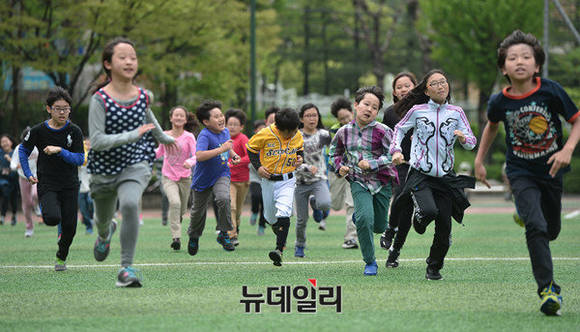 ▲ 골프 수업을 받고 있는 서초초등학교 학생들 모습.ⓒ뉴데일리