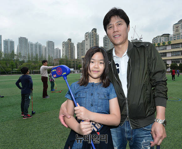 ▲ 이동욱 대표가 딸인 이루미 양과 기념 사진을 찍었다.ⓒ뉴데일리