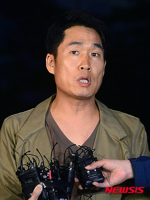 ▲ 음주 교통사고 혐의를 받고 있는 방송인 이창명이 21일 오후 서울 영등포경찰서 앞에서 기자회견을 갖고 있다.   ⓒ 뉴시스