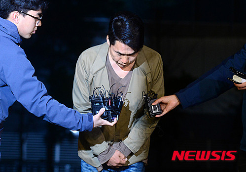 ▲ 음주 교통사고 혐의를 받고 있는 방송인 이창명이 21일 오후 서울 영등포경찰서에 조사를 받기 위해 들어서며 고개를 숙이고 있다.   ⓒ 뉴시스