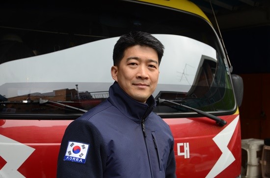 ▲ 제21회 KBS 119상 시상식에서 대상을 수상하는 서울 광진소방서 이용진 대원. ⓒ국민안전처 제공