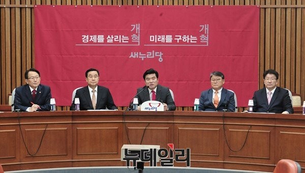 ▲ 새누리당 원유철 원내대표(가운데)가 22일 국회에서 열린 원대내책회의에서 발언하고 있다.ⓒ이종현 기자