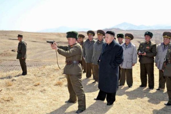 인민군 권총사격을 지켜보는 김정은. 저 병사가 총을 바로 뒤로 돌려 쏘면, 한반도는 물론 지구 평화에 크게 기여하는 셈이다. ⓒ北선전매체 화면캡쳐