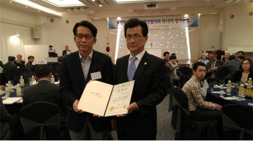 ▲ 청주대 문석기 환경조경학과 교수(왼쪽)가 충북지속협 총회에서 공동회장에 선출된 뒤 이시종 충북도지사와 기념촬영을 하고 있다.ⓒ청주대학교