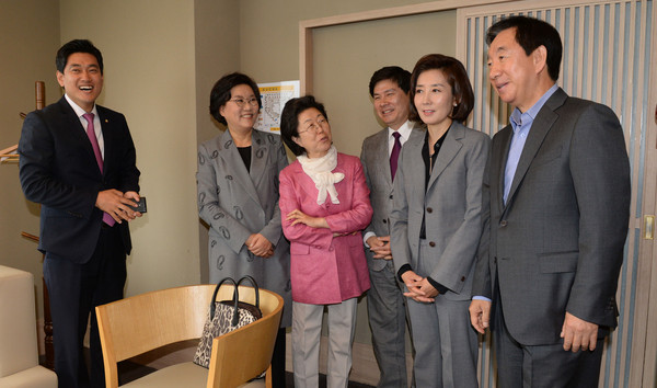 ▲ 22일 오후 서울 여의도 한 일식집에서 열린 새누리당 서울시 당선자 모임에서 나경원 의원을 비롯한 참석자들이 다른 참석 당선자들을 기다리며 이야기른 나누고 있다. 왼쪽부터 오신환, 이혜훈, 이은재, 지상욱, 나경원, 김성태 당선자. ⓒ뉴시스