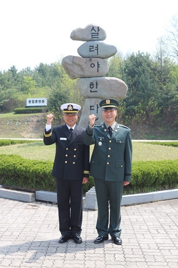 ▲ 좌측부터 형제 수의사관 윤선빈 해군 대위와 윤태욱 육군 대위의 모습. ⓒ국방부 제공
