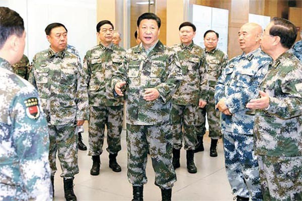 ▲ 지난 20일 中공산당 매체와 인민해방군이 공개한, 시진핑의 군복 입은 모습. 배경은 중앙군사위 연합작전지휘중심이라는 곳이다. ⓒ中인민해방군 SNS(웨이보) 공개사진 캡쳐