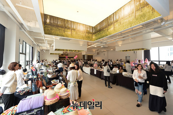 ▲ 녹원회 김현주 감사. 실제 미스코리아 왕관을 쓰고 포즈를 취하고 있다. ⓒ 뉴데일리 정상윤