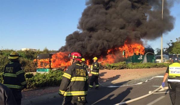 ▲ 지난 18일 오후(현지시간) 이스라엘 예루살렘 도심을 달리던 시내버스에서 갑자기 폭발이 일어났다. 사진은 버스 화재를 진화 중인 소방관들. ⓒ이스라엘 경찰 제공-타임 오브 이스라엘 관련보도 캡쳐