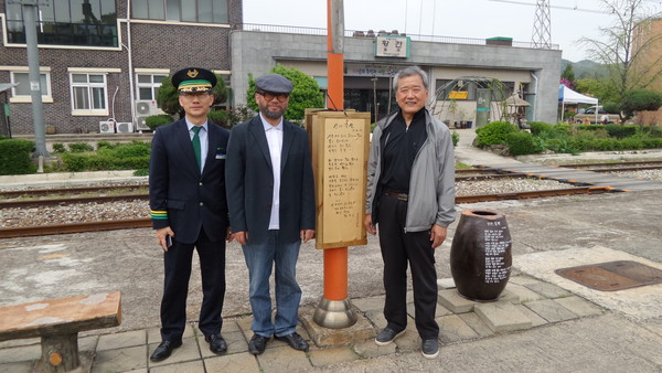 ▲ 영동문인협회 회원 2명이 황간역장과 설치된 시화판 앞에서 포즈를 취하고 있다.ⓒ영동군