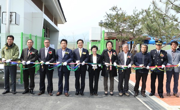 ▲ 김홍장 당진시장과 기관단체장들이 22일 순성과 면천면의 소규모 공공하수처리장 준공식에 참석, 테이프 컷팅을 하고 있다.ⓒ당진시