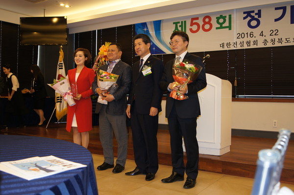 ▲ 대한건설협회 충북도회가 22일 청주선프라자에서 제58회 정기총회를 열고 유관기관 유공자들에게 감사패를 전달했다.ⓒ대한건설협회 충북도회