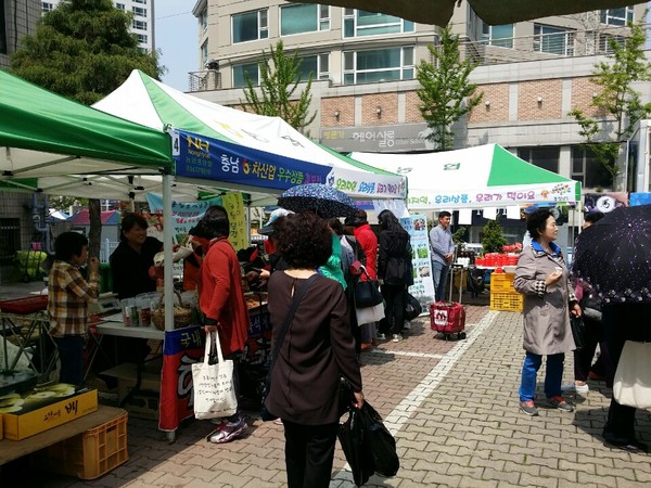 ▲ 충남도내 6차산업 제품이 대전에 선보이며 소비자들에게 직접 판촉행사를 진행하고 있다.ⓒ충남도