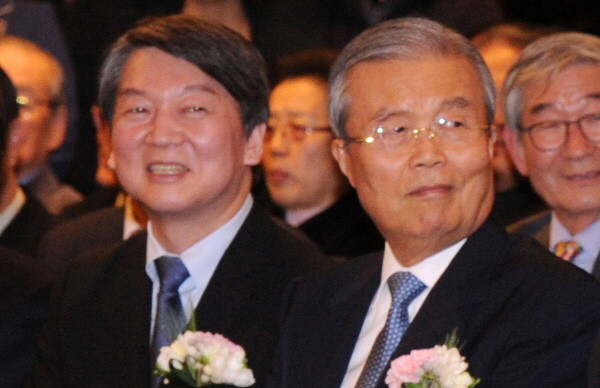 ▲ 더불어민주당 김종인 대표(사진 오른쪽)는 총선이 끝나자마자 국민의당 안철수 대표(왼쪽)를 92년 통일국민당의 정주영 회장에 빗대 거센 비난에 나서고 있다. ⓒ뉴시스 사진DB