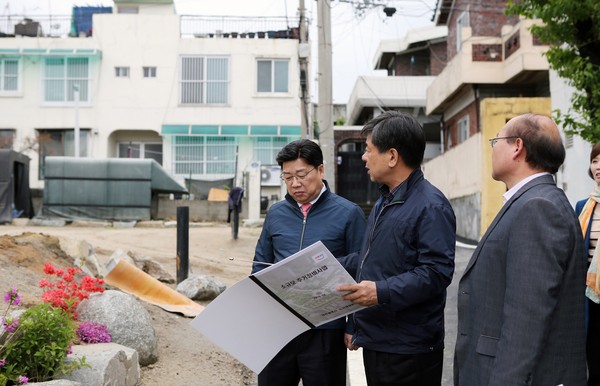 ▲ 권선택 대전시장이 직접 원도심인 중동 등을 찾아 현장점검을 하고있다.ⓒ대전시