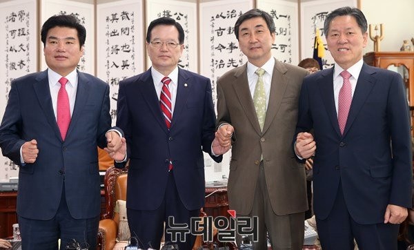 ▲ 한국갤럽의 4월 3주차 여론조사서 국민의당은 25%를 기록하면서 더민주에 1%p 앞섰다. 3당 간 지지율 격차가 크게 나지 않는 셈이다. 사진은 왼쪽부터 새누리당 원유철 원내대표, 정의화 국회의장, 더불어민주당 이종걸 원내대표, 국민의당 주승용 원내대표. ⓒ공동취재단