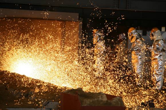 ▲ 파이넥스 설비에서 출선하는 모습.ⓒ포스코