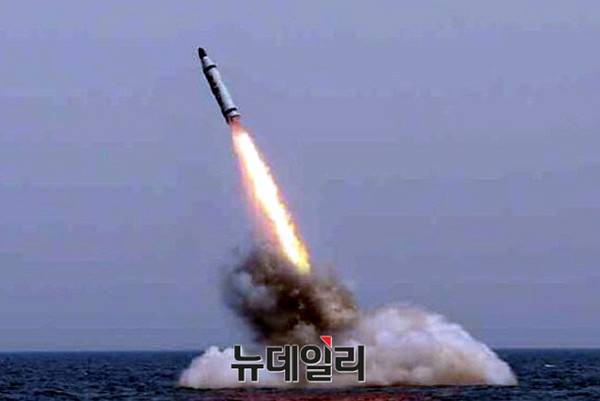 ▲ 지난해 북한이 공개한 SLBM 발사모습.ⓒ뉴데일리DB