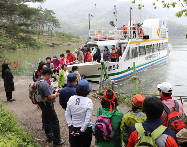 ▲ 주말을 맞아 충북 괴산군 칠성면 산막이옛길을 찾은 관광객들이 괴산호 유람선에서 내리고 있다.ⓒ괴산군