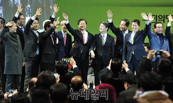 ▲ 국민의당 지도부 등 주요 인사들이 지난 2월 2일 대전에서 열린 중앙당 창당대회에서 참석자들의 환호에 손을 흔들어 답례하고 있다. ⓒ뉴데일리 이종현 기자