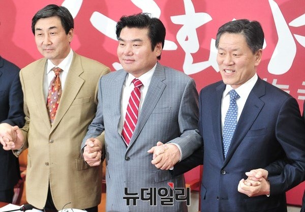 ▲ 이종걸 더불어민주당 원내대표(왼쪽부터)와 원유철 새누리당 원내대표, 주승용 국민의당 원내대표가 24일 서울 여의도 국회에서 열린 민생·경제 법안 논의를 위한 3당 원내대표 회동에서 손을 맞잡은 채 포즈를 취하고 있다.ⓒ이종현 기자