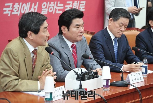 ▲ 이종걸 더불어민주당 원내대표(왼쪽부터)와 원유철 새누리당 원내대표, 주승용 국민의당 원내대표가 24일 서울 여의도 국회에서 열린 민생·경제 법안 논의를 위한 3당 원내대표 회동에서 손을 맞잡은 채 포즈를 취하고 있다.ⓒ이종현 기자