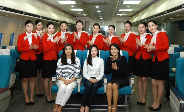 ▲ 대한항공 국제선 승무원 합격에 합격한 이서윤, 김채린, 여세희 교수(앞줄 왼쪽부터).ⓒ영진전문대 제공