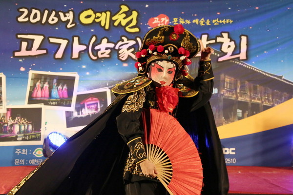 ▲ 배우가 신속하게 얼굴의 가면을 바꾸는 기예로 오랜 역사를 가진 중국 사천지방의 전통극인 변검.ⓒ예천군 제공