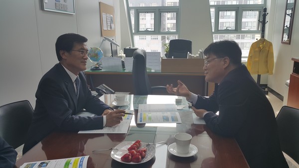 ▲ 홍성열 군수(왼쪽)와 최복수기획관(오른쪽)이 담소를 나누고 있다.ⓒ증평군