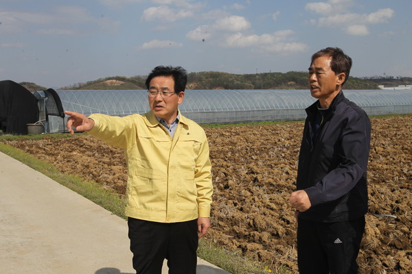 ▲ 송기섭 진천군수가 강풍피해 현장을 둘러보고 있다.ⓒ진천군