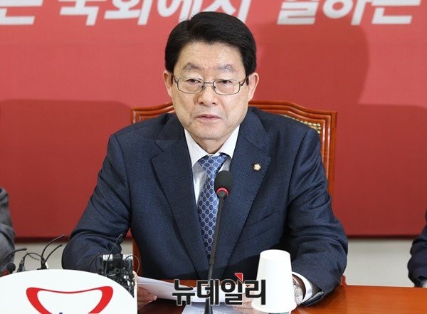 ▲ 25일 서울 여의도 국회에서 열린 새누리당 상임위원장-간사단 연석회의에서 정희수 국회 기획재정위원회 위원장이 발언하고 있다.