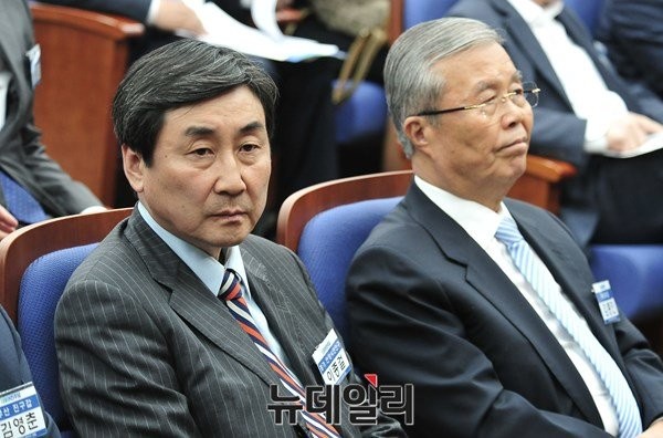 ▲ 더불어민주당 이종걸 원내대표(왼쪽). 그는 원내대표 전까지 비주류로 분류됐다. 사진은 지난 20일 20대 국회 당선자 대회 당시 모습. 김종인 대표가 오른쪽에 앉아있다.  ⓒ뉴데일리 이종현 기자