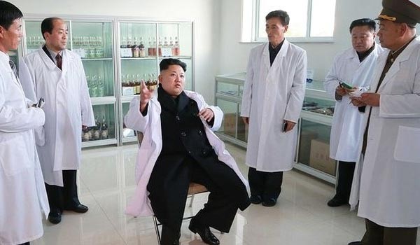 ▲ "내가 유학할 때 '약'을 해보니까 말야, 중요한 건 뒷끝이야" 북한 제약회사를 찾은 김정은. 북한은 AIDS, 암을 치료할 수 있는 약을 개발했다고 주장한 바 있다. ⓒ北선전매체 화면캡쳐