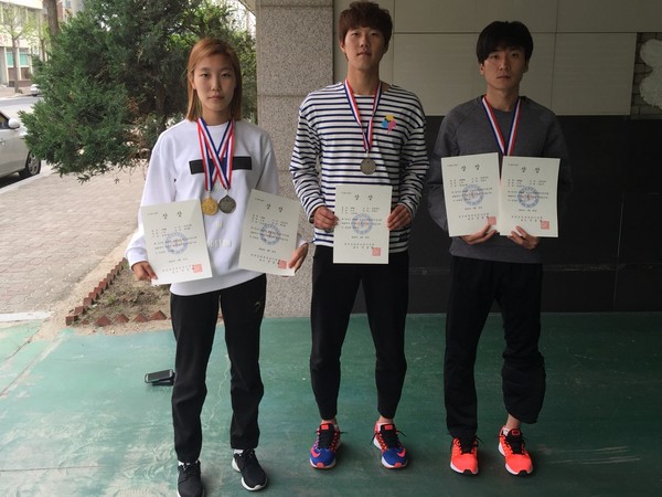 ▲ 좌측부터 최지혜, 안재민, 김효수 선수가 지난주 예천에서 열린 제20회 전국실업육상경기 선수권대회에서 받은 메달과 표창을 들고 있다.ⓒ영동군