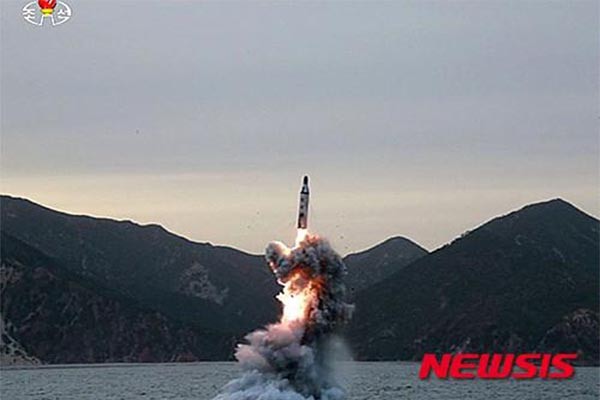 ▲ 조선중앙통신 등 北선전매체는 지난 24일 동해에서 실시한 SLBM 수중발사 시험 소식을 일제히 전했다. ⓒ뉴시스. 무단전재 및 재배포 금지.