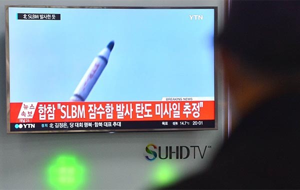 ▲ 외교부는 리수용 北외무상의 발언을 일축하고, SLBM 발사에 대해서는 유엔 안보리를 통해 추가조치를 추진할 것이라고 밝혔다. 사진은 지난 23일 북한의 SLBM 시험발사 소식을 지켜보는 시민. ⓒ뉴시스. 무단전재 및 재배포 금지.