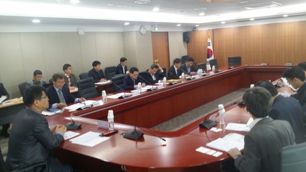 ▲ 충남도가 25일 ‘대산지역 용수 확보를 위한 협의회’ 2차회의를 열고 해수담수화시설 조기 건설 방안 등을 논의하고 있다.ⓒ충남도