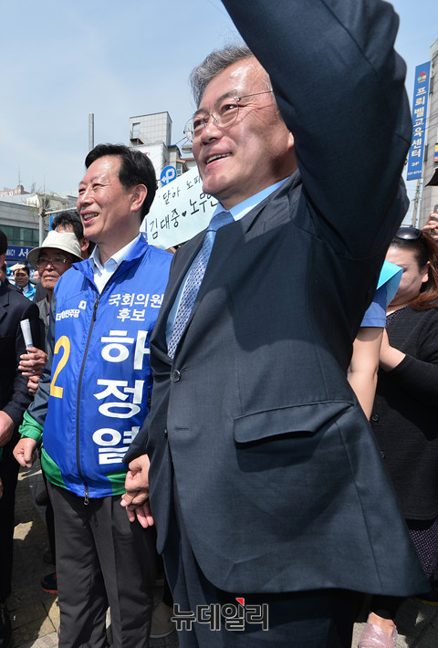 ▲ 총선을 나흘 앞둔 지난 9일 전북 정읍시를 방문해 유세를 벌이고 있는 더불어민주당 문재인 전 대표. ⓒ뉴데일리