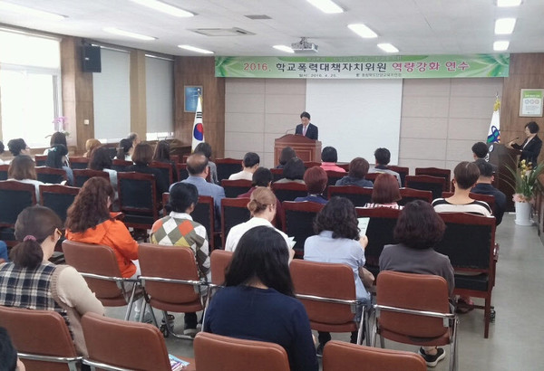 ▲ 김대수 단양교육장이 학교폭력자치위원에게 인삿말을 하고 있다.ⓒ단양교육지원청