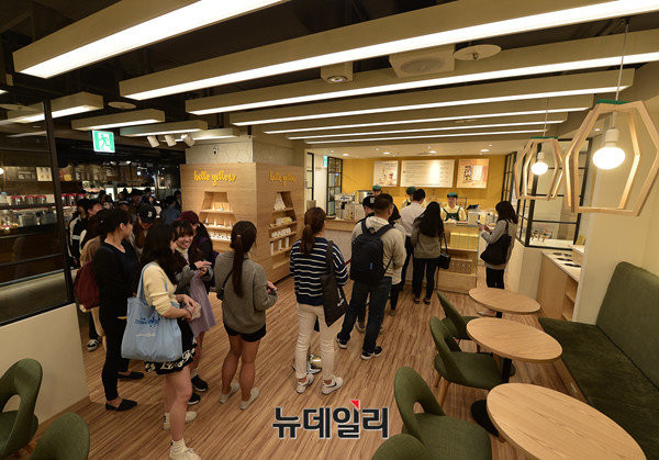 ▲ 옐로우카페서 판매하는 '뚱바키링'을 사기위해 매장오픈과 동시에 구매자로 긴줄이 늘어선다. ⓒ 뉴데일리 정상윤